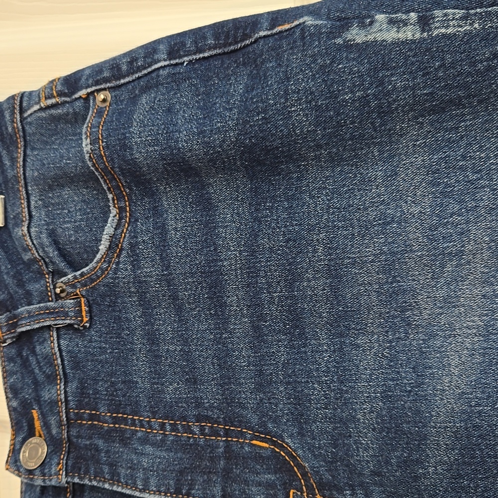 Time and Tru | Slim Fit Capri Jeans with Side Slit Hem Dark Wash - Picture 3 of 5